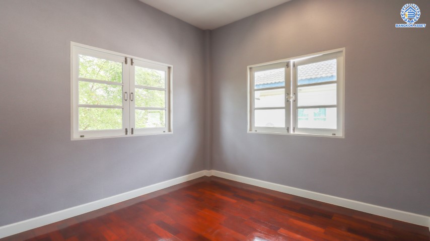 บ้านมือสองตกแต่งใหม่ ม.ราชพฤกษ์ บางบอน 4 หลังมุม! บนเนื้อที่มากถึง 106.6 ตร.ว. ฟังก์ชัน 3 ห้องนอน 4 ห้องน้ำ 1 ห้องแม่บ้าน 4 ที่จอดรถ พื้นที่สนามหญ้าด้านข้างกว้างกว่าถึง 240 ตร.ม. บนทำเลคุณภาพ เชื่อมต่อหลายเส้นทาง ใกล้เดอะมอลล์บางแค จุดขึ้นทางด่วน "เพชรเกษม" และรถไฟฟ้า "สถานีหลักสอง"